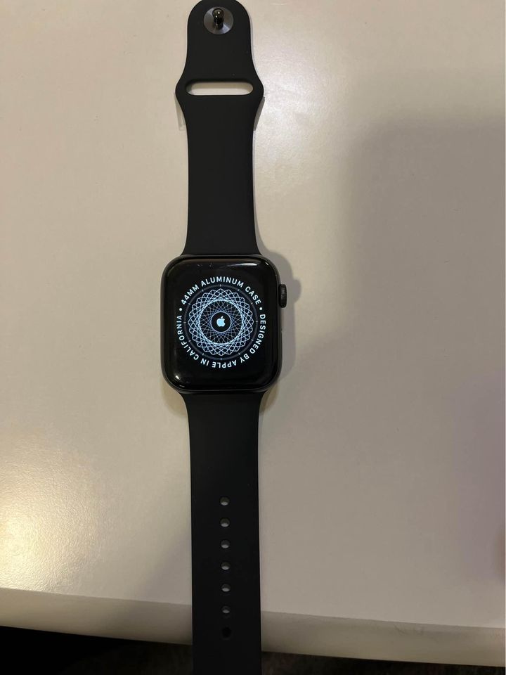 Apple Watch Series 5 - 44mm - Space Grey